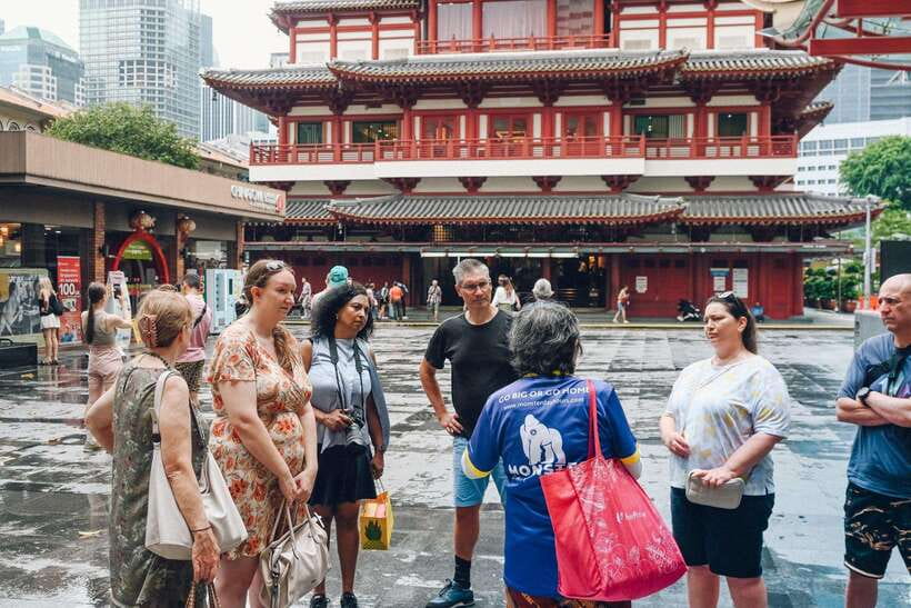 Singapore: Local Hawker Food Tour with Tastings - The guides shape the experience