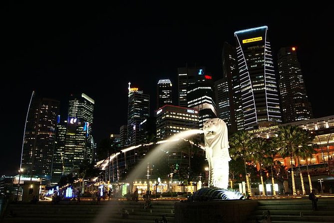 Singapore Nightlife: Street Food, Night Views and Drinks - Cavenagh Bridge: a short history lesson by the water