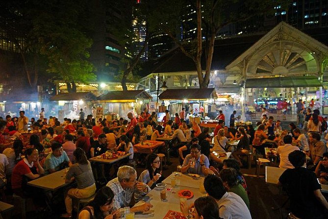 Singapore Nightlife: Street Food, Night Views and Drinks - Marina Bay after sunset: fifteen minutes at Merlion Park