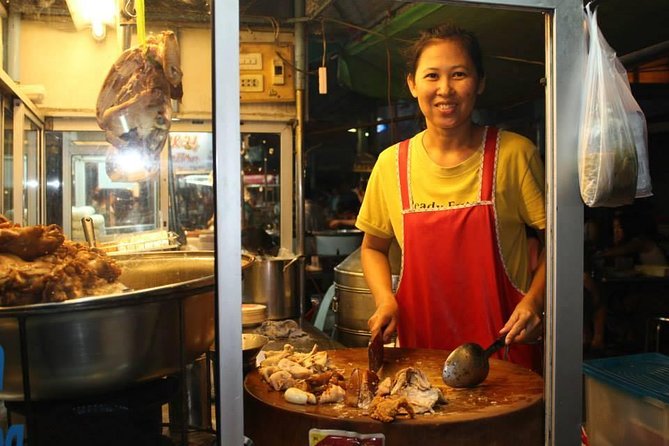 Small-Group Chiang Mai Evening Street Food Tour - The first stop: northern Thai food and regional context