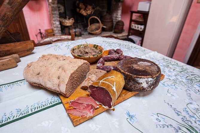 Small-group Street food tour in Siena - Starting in the old town