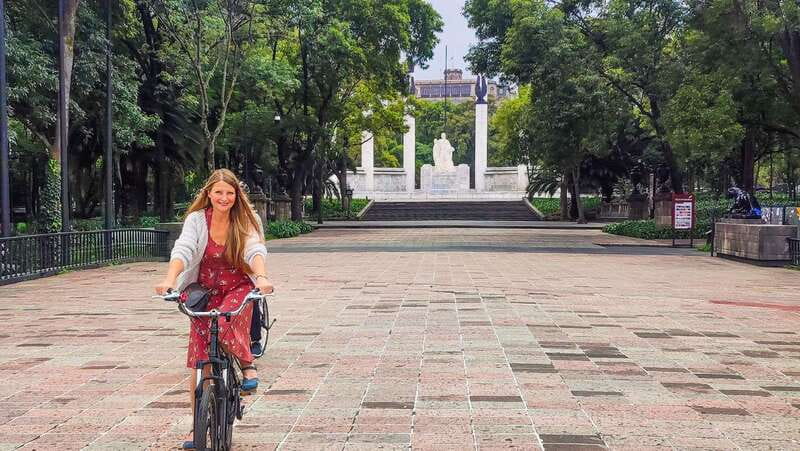 🟢Street Food Bike Tour Mexico City🟢 - Chapultepec Park and the castle from below