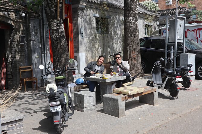 Street Food in Beijing Hutongs by Bike - The guides make the difference