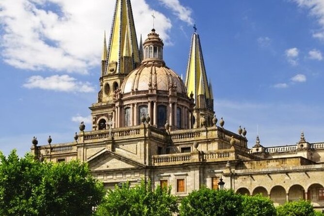 Street Food Tour in Guadalajara with a Local Guide - Guadalajara Cathedral: A Short Look at the City’s Spiritual Center