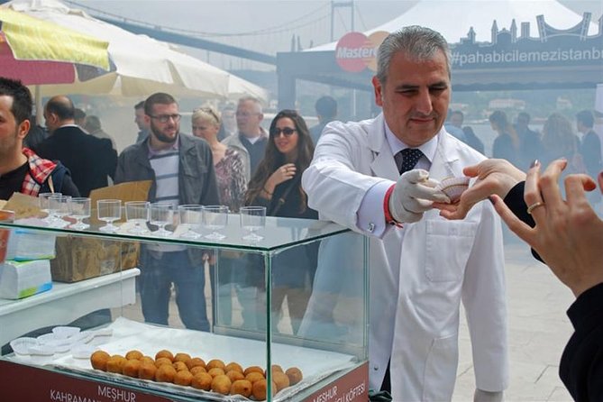 Street Food Tour in Istanbul [Don't Miss it] - Stuffed Mussels Along Istiklal Caddesi