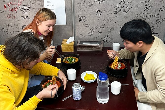 Street Food Tour in Jongno, Heart of Seoul - The private format and photography service