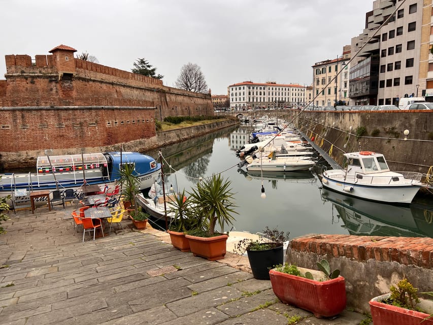Street Food Walking Tour: Discover Livorno’s Local Flavors - The First Hour: Streets, Canals, and Local Stories