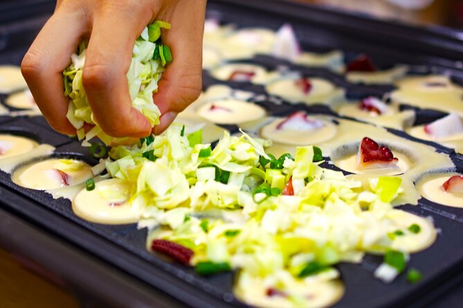 Takoyaki making experience ~Japan's popular street food~ - A simple Shinjuku activity with a clear rhythm