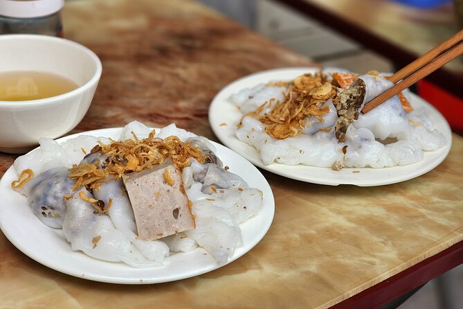 TASTE OF HANOI - walking street food adventure - A pause near Dong Xuan Market