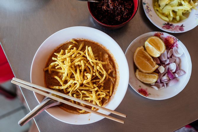 The 10 Tastings of Chiang Mai With Locals: Private Street Food Tour - Wat Mo Kham Tuang and the short cultural pause