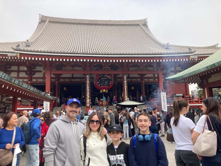 Tokyo: Sensoji Temple & Street Food: Private Tour with guide - The value of a private guide