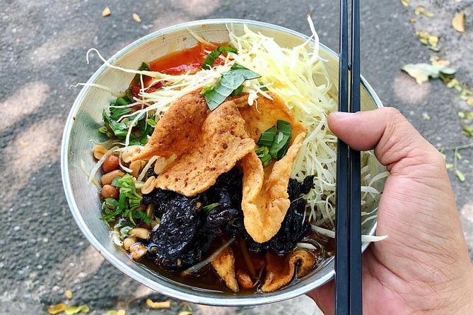 Top Notch Street Food Motorbike Tour In Ho Chi Minh City - Le Van Tam Park and the coconut drink