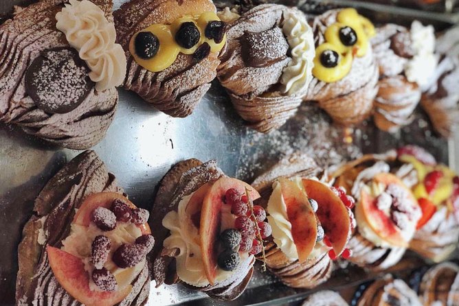Tour Naples Historical Center and Street Food Markets - The old center and its artisan shops