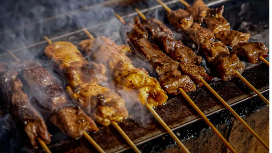 Ubud: Gianyar Night Market Food Tour with up to 17+ Tastings - Babi Guling and Ayam Betutu at the market