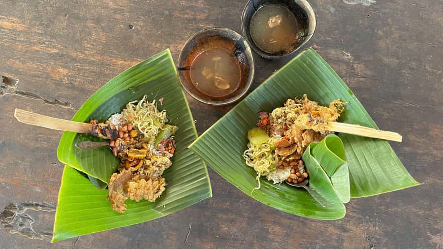 Ubud: Gianyar Night Market Food Tour with up to 17+ Tastings - Sweet stalls: Pisang Goreng, Dadar Gulung, and more