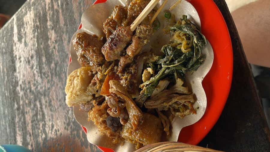Ubud: Gianyar Night Market Food Tour with up to 17+ Tastings - What the guide adds to the evening