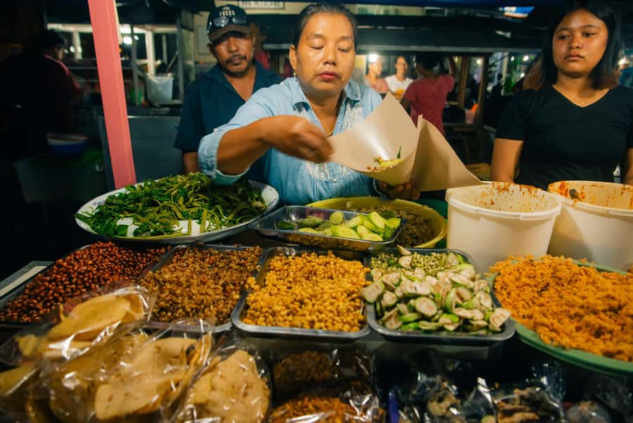 Ubud: Gianyar Night Market Food Tour with up to 17+ Tastings - Who should book it?