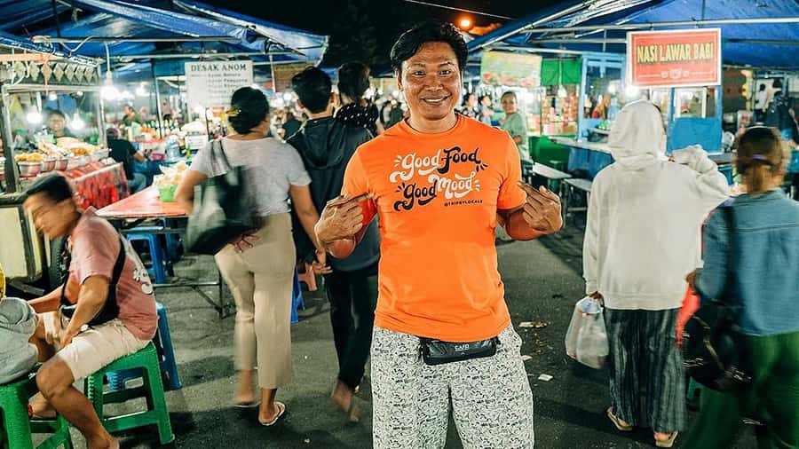 Ubud: Night Market Feast with Balinese Culinary Odyssey - Entering the Gianyar Market After Sunset