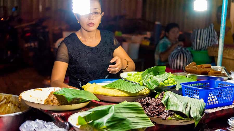 Ubud: Night Market Feast with Balinese Culinary Odyssey - How the Crowds and Walking Affect the Evening
