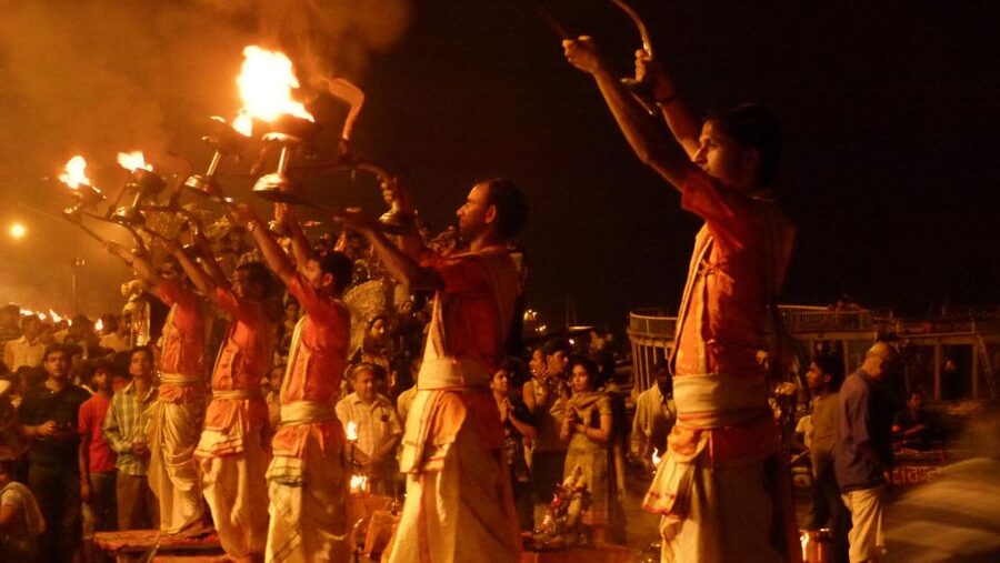 Varanasi: Night Tour with Aarti Ceremony and Street Food - Watching the aarti ceremony with oil lamps and music