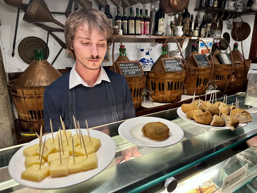 Venice: Guided City Highlights and Street Food Tour - What the guides add to the meal