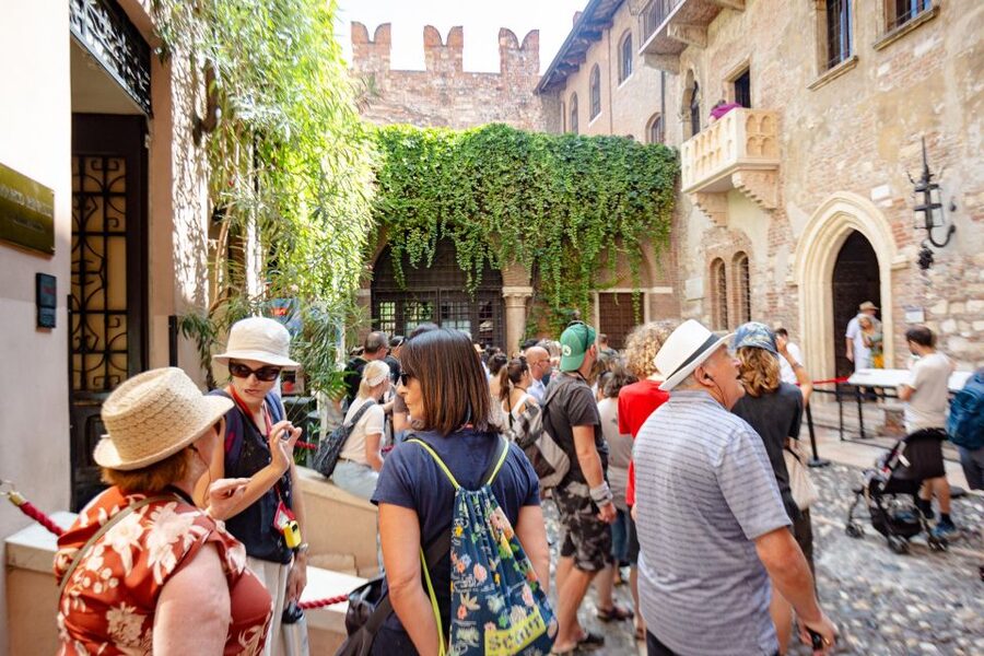 Verona: City Highlights & Street Food Walking Tour - Key points at a glance