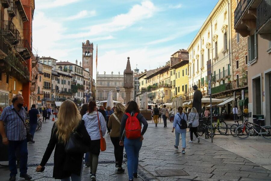 Verona: street food walking tour near the historical center - Pizza in front of the Arena