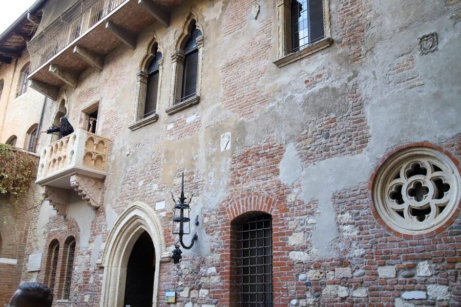 Verona: street food walking tour near the historical center - A riverside picnic with salumi, cheese, and Valpolicella