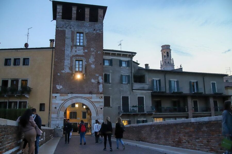 Verona: street food walking tour near the historical center - Ponte Pietra and Verona’s Roman beginnings