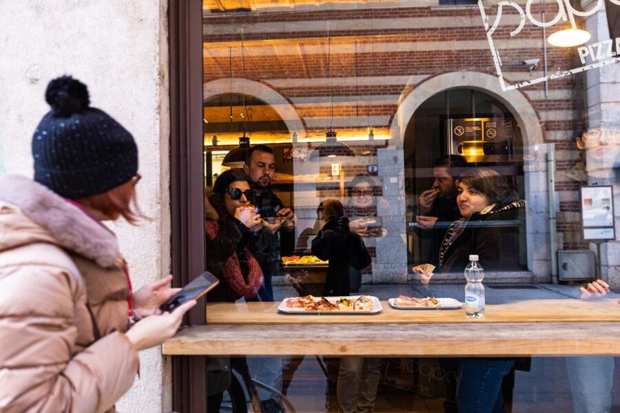 Verona: street food walking tour near the historical center - Castelvecchio and the bridge of the Scaligers