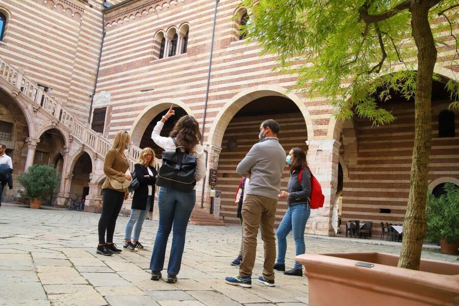 Verona: street food walking tour near the historical center - A sweet start with cappuccino and Baci di Giulietta