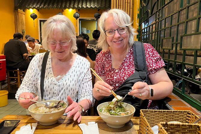 Walking street food tour - What the guides add to the evening
