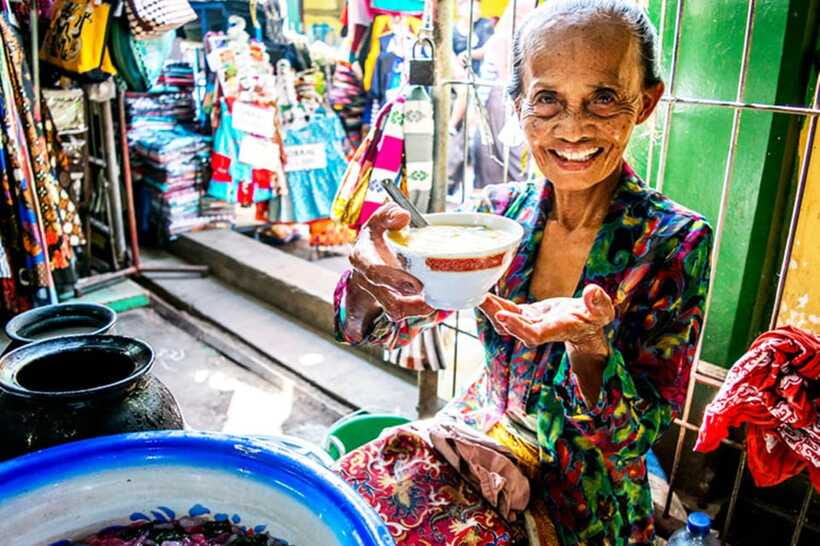 Yogyakarta: 3-Hour Night Walking with Street Food Tasting - Local landmarks, including a look at the Sultan’s Palace