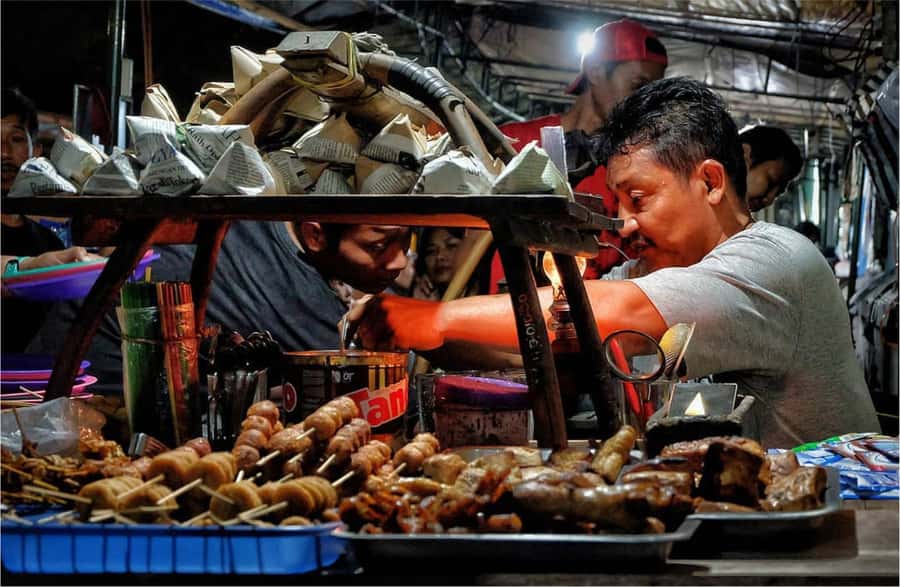 Yogyakarta: Night Walking and Street Food Tasting Tour - Come hungry, but expect several kinds of food