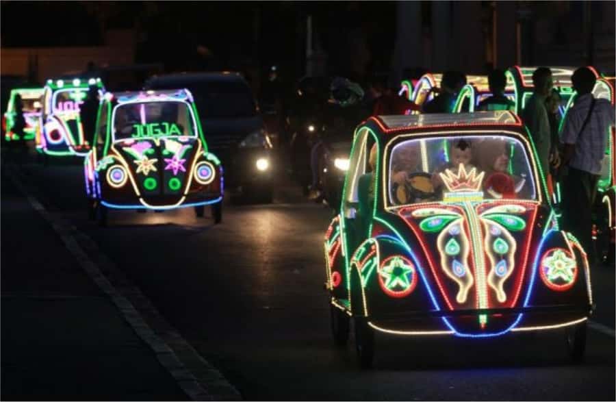 Yogyakarta: Night Walking and Street Food Tasting Tour - Charcoal coffee and other unusual drinks