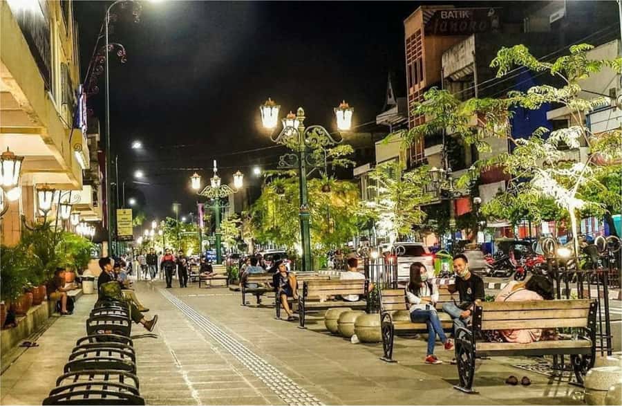 Yogyakarta: Night Walking and Street Food Tasting Tour - Guides turn a meal into a city lesson