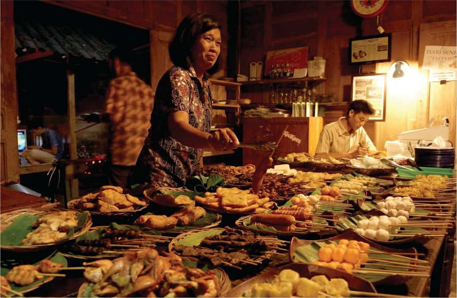 Yogyakarta: Night Walking and Street Food Tasting Tour - What the $48 price includes