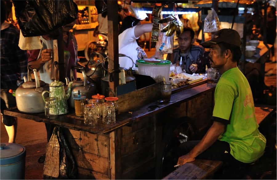 Yogyakarta: Night Walking and Street Food Tasting Tour - Who should book this food tour?