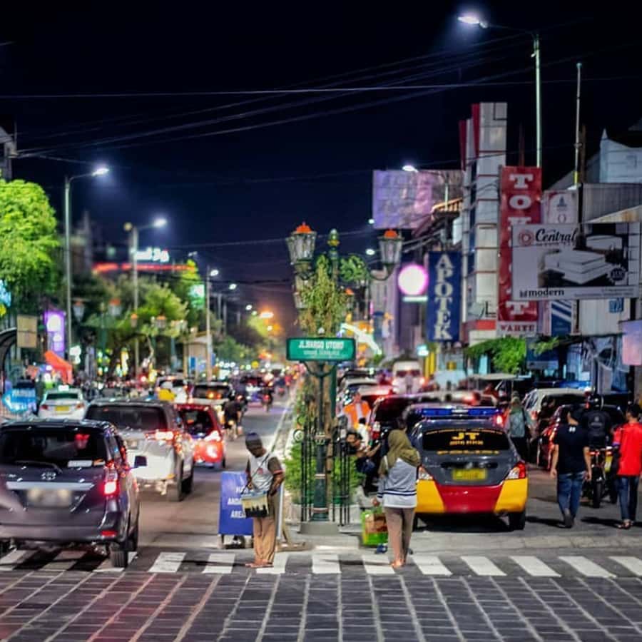 Yogyakarta: Night Walking & Street Food Tour - Angkringan culture and the special appeal of kopi joss
