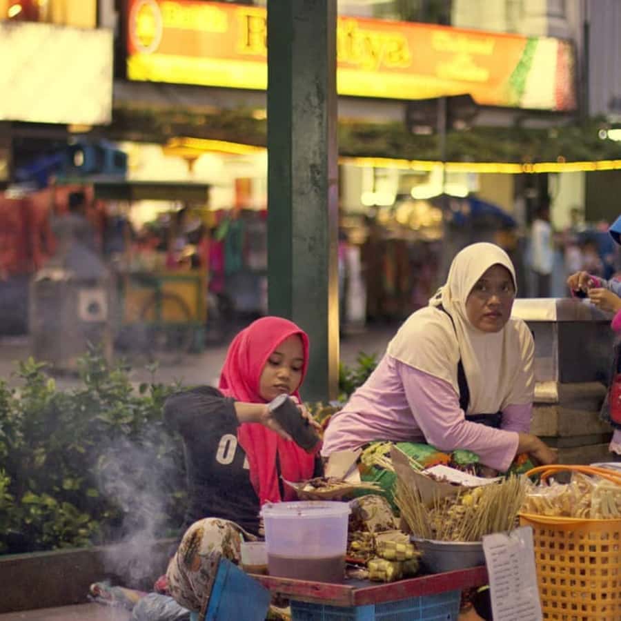 Yogyakarta: Night Walking & Street Food Tour - Street performances and the changing evening atmosphere